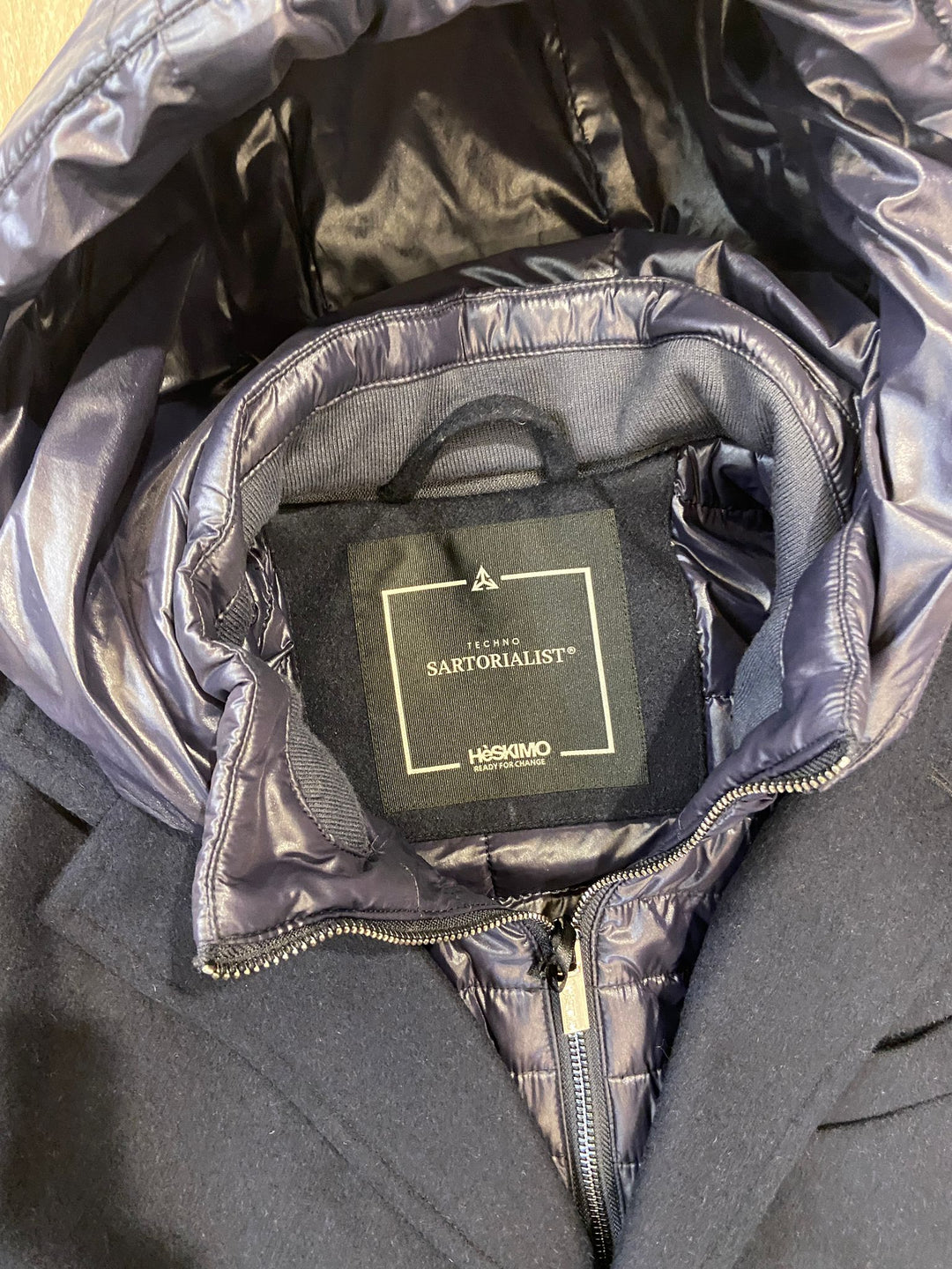 MASSGESCHNEIDENER BLAUER TWILLMANTEL